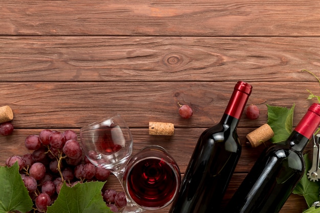 Bottiglie di vino di vista superiore su fondo di legno