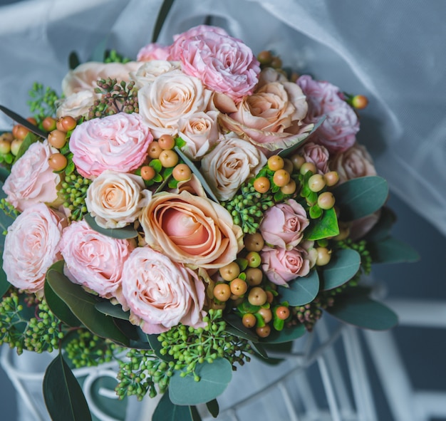 Foto gratuito bouquet di rose rosa e fiori