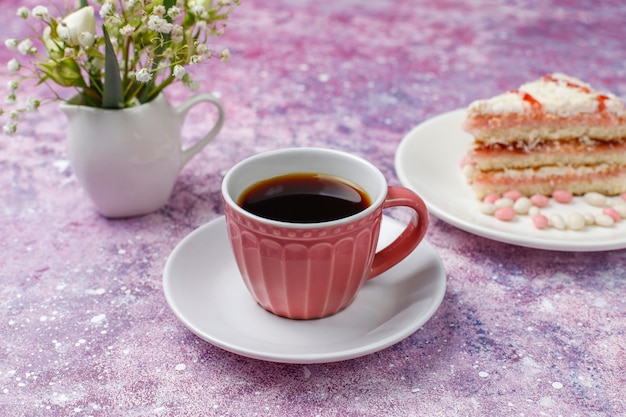 Foto gratuito cantuccini tradizionali toscani dei biscotti italiani con le mandorle, una tazza di caffè su luce