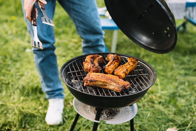 Carne sulla griglia del barbecue in natura