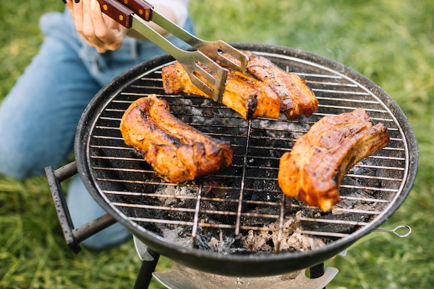 Carne sulla griglia del barbecue in natura