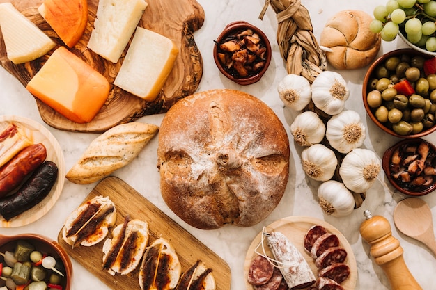 Foto gratuito cibo assortito intorno al pane