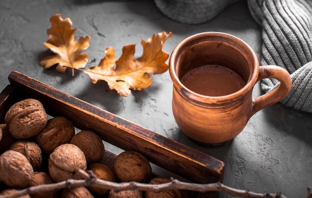 Cioccolata calda con noci e foglie