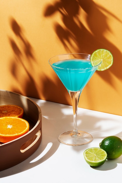 Foto gratuito cocktail daiquiri gustoso ad alto angolo con lime