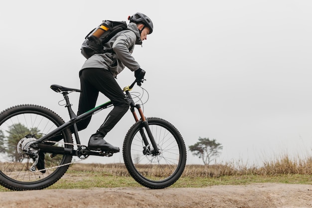 Colpo completo dell'uomo in sella a una bicicletta