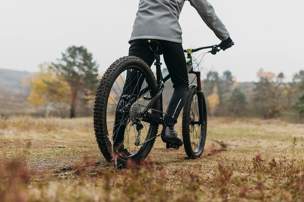 Colpo completo dell'uomo in sella a una bicicletta