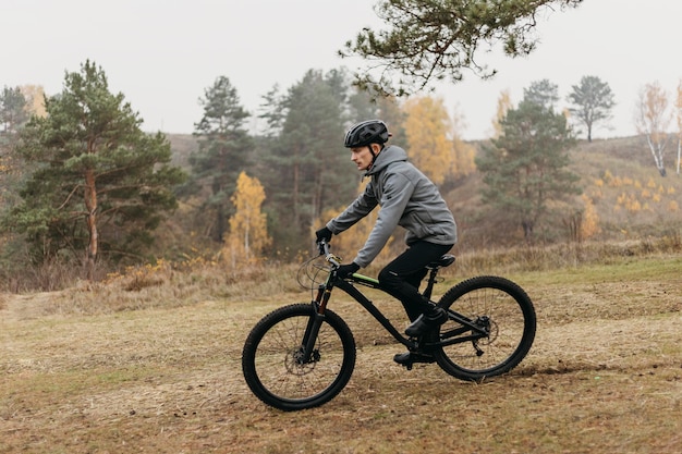 Foto gratuito colpo completo dell'uomo in sella a una bicicletta