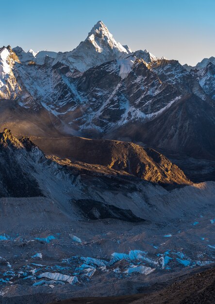 Colpo verticale del Khumbu e dell'Ama Dablam con un cielo blu nel