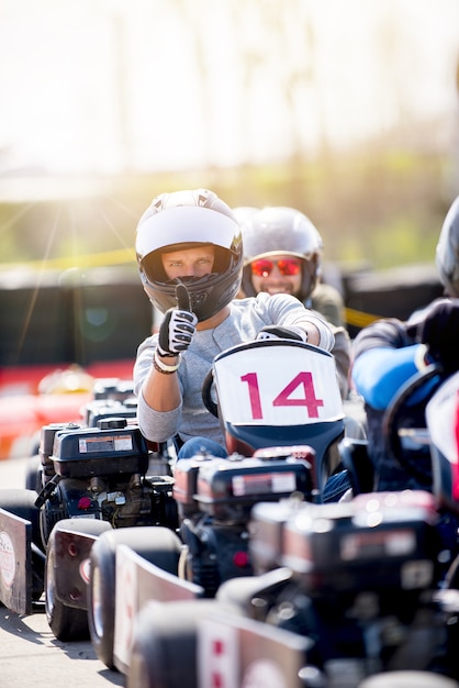 Foto gratuito colpo verticale di due uomini in sella a motociclette