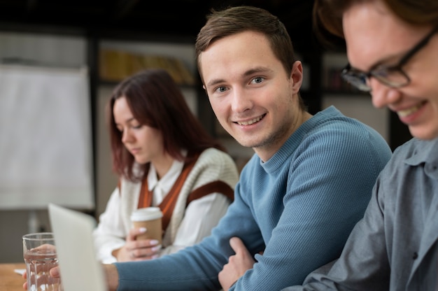 Compagni di classe che imparano insieme durante lo studio di gruppo