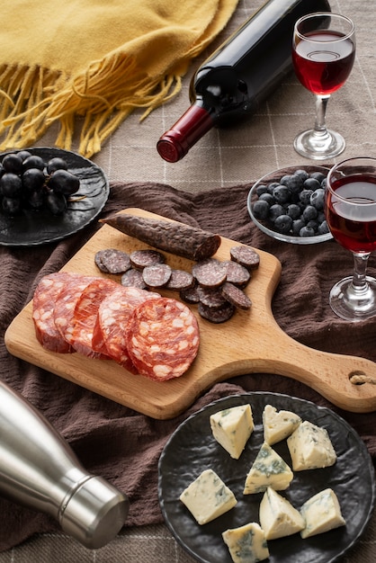 Concetto di picnic di cibo delizioso ad alto angolo