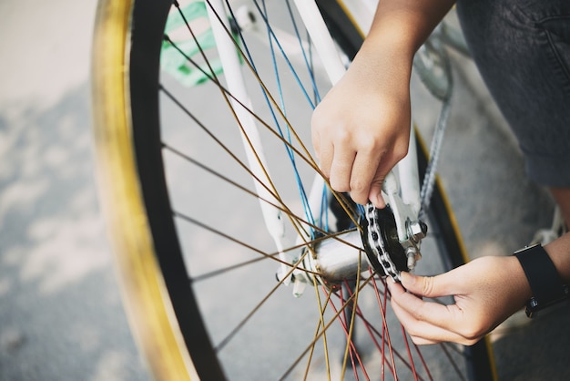 Foto gratuito controllo della catena della bicicletta