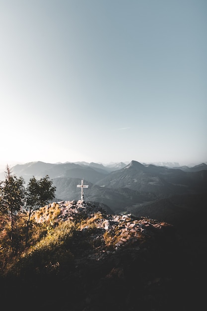 Foto gratuito croce in cima a una montagna