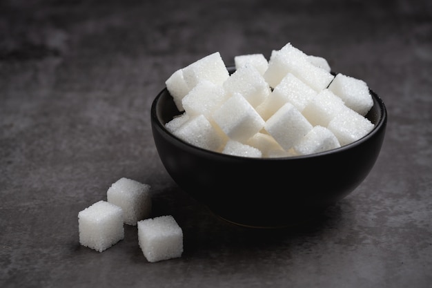 Foto gratuito cubi dello zucchero bianco in ciotola sulla tavola.