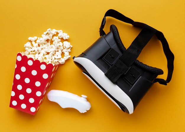 Cuffie per realtà virtuale con vista dall'alto e popcorn