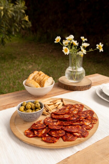 Delizioso chorizo affettato su un assortimento di piatti