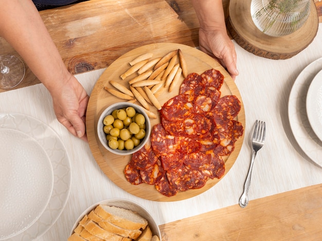 Delizioso chorizo affettato su un assortimento di piatti