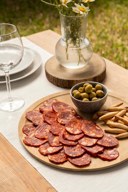 Delizioso chorizo affettato su un piatto