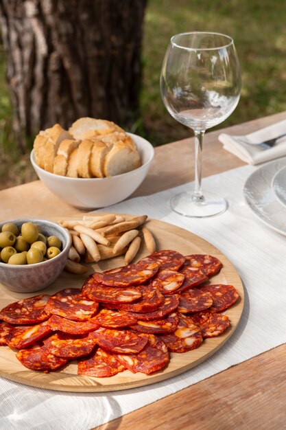 Delizioso chorizo affettato su un piatto