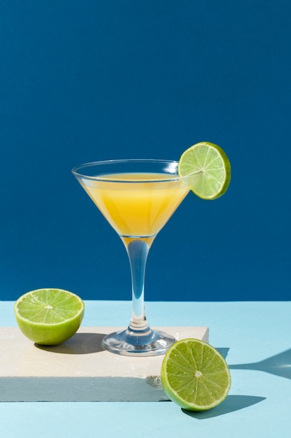 Foto gratuito delizioso cocktail daiquiri con lime