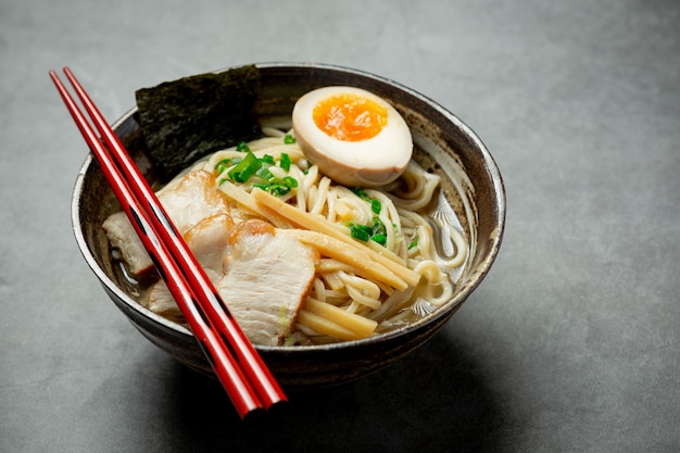 Delizioso ramen sulla superficie scura