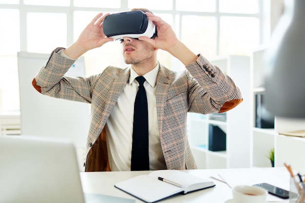 Designer di interni che utilizza l'auricolare VR