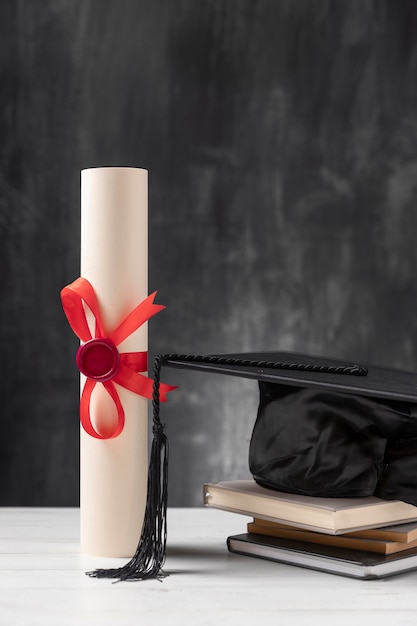 Diploma di laurea e cappello in toga