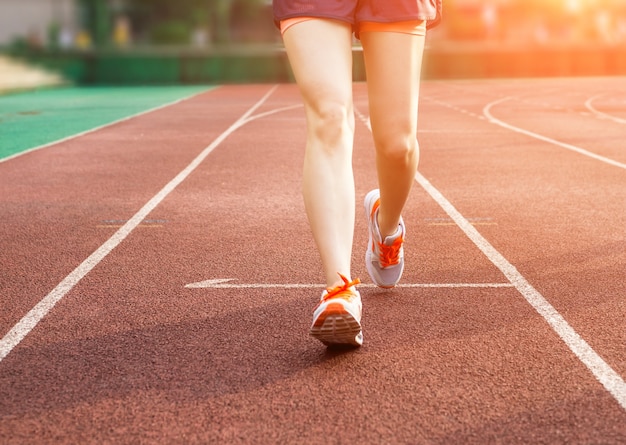 Foto gratuito donna che cammina su una pista