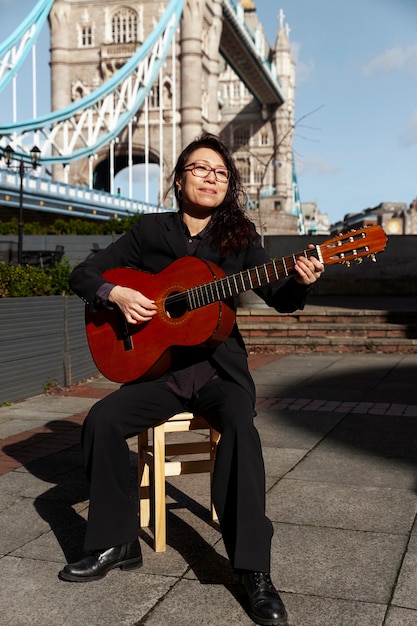 Donna del colpo pieno che suona la chitarra