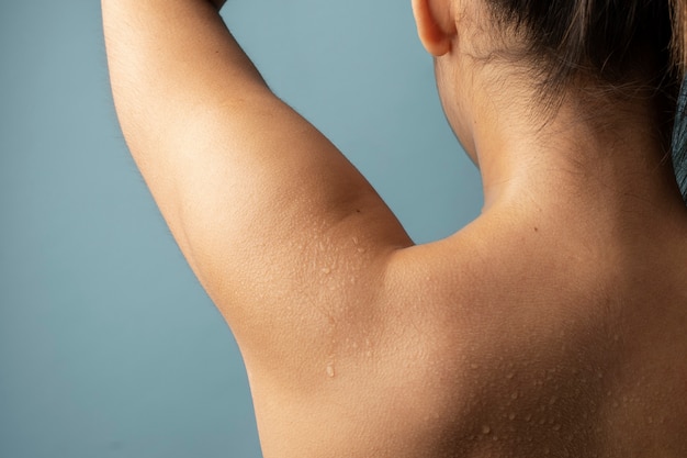 Foto gratuito donna di vista posteriore con gocce d'acqua sulla pelle