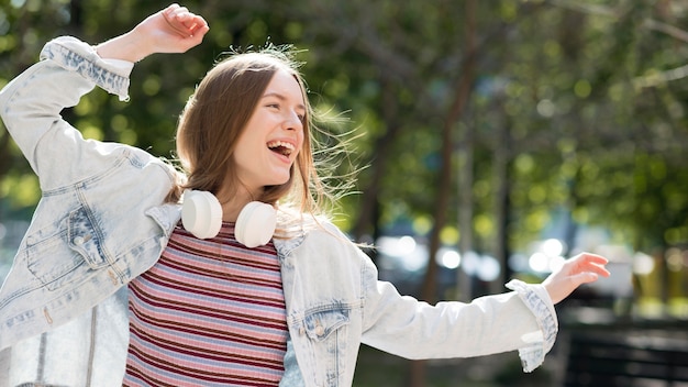 Foto gratuito donna felice che ascolta la musica