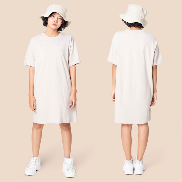 Foto gratuito donna in abito t-shirt bianco e cappello da pescatore abbigliamento casual