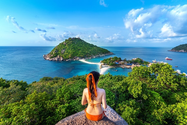 Foto gratuito donna in bikini che si siede al punto di vista dell'isola di nang yuan, thailandia