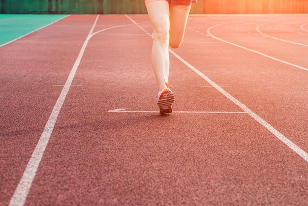 Foto gratuito donna in esecuzione su una pista dello sport