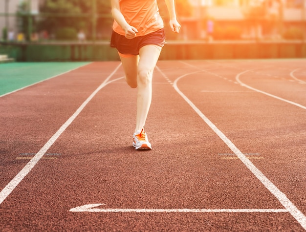 Foto gratuito donna in esecuzione su una pista