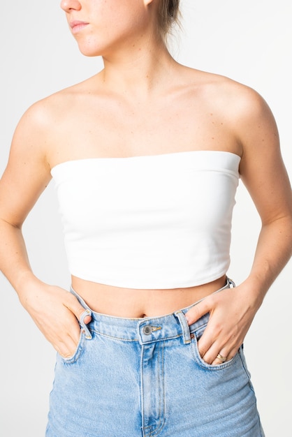 Donna in top a fascia bianco semplice servizio di abbigliamento estivo