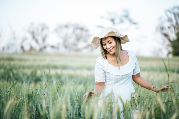 Donna nella felicità del cappello nella natura