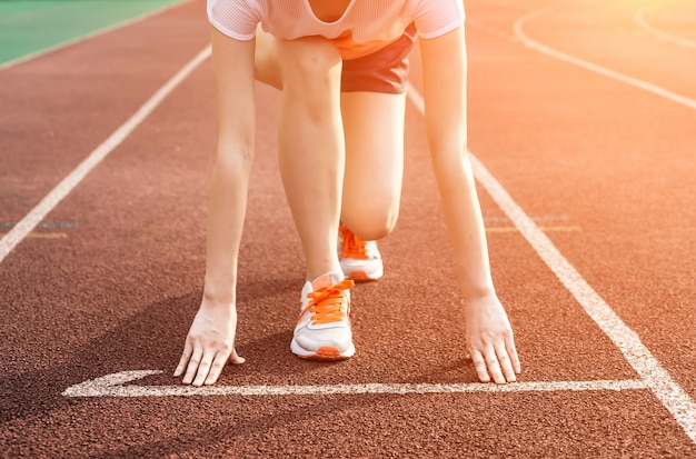 Foto gratuito donna pronta per correre