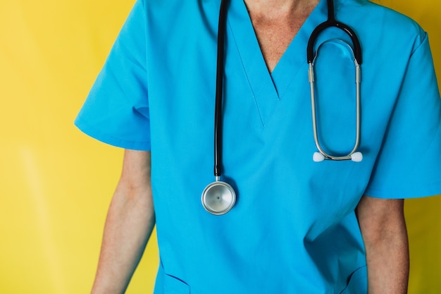 Dottoressa con uno stetoscopio e un'uniforme medica