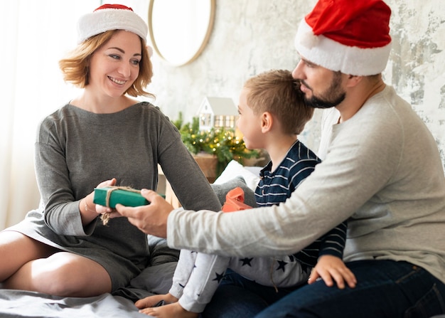 Famiglia carina stare insieme il giorno di Natale