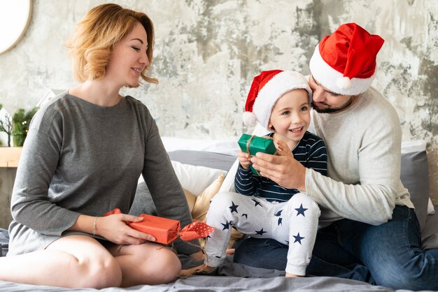 Famiglia carina vista frontale stare insieme il giorno di Natale