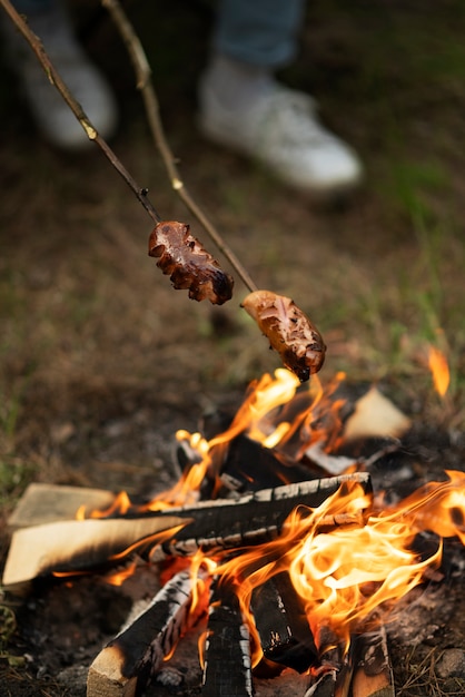 Foto gratuito famiglia che prepara la cena mentre è in campeggio