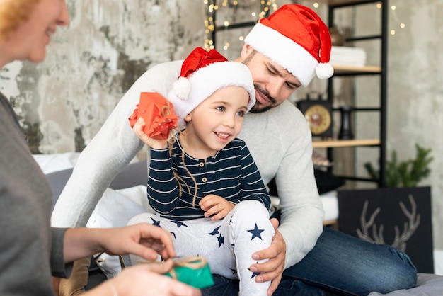 Famiglia che sta insieme il giorno di Natale