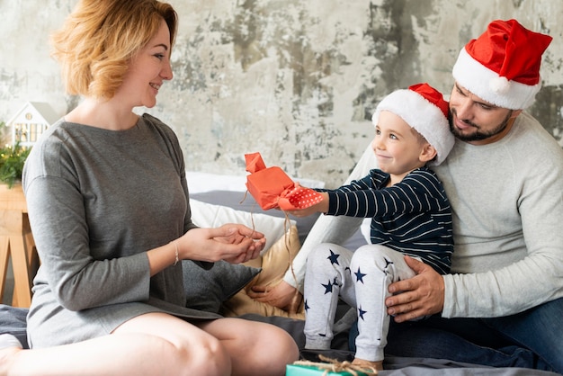 Famiglia di vista frontale che sta insieme il giorno di Natale