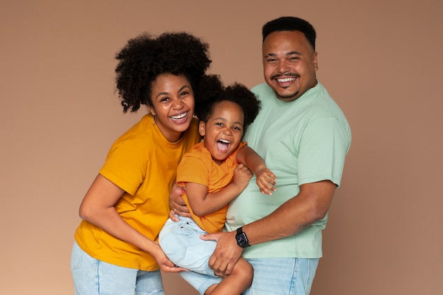 Famiglia nera di vista frontale che posa nello studio