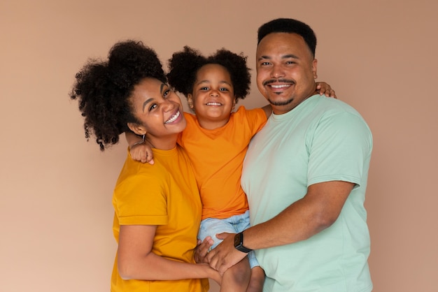 Famiglia nera di vista frontale che posa nello studio