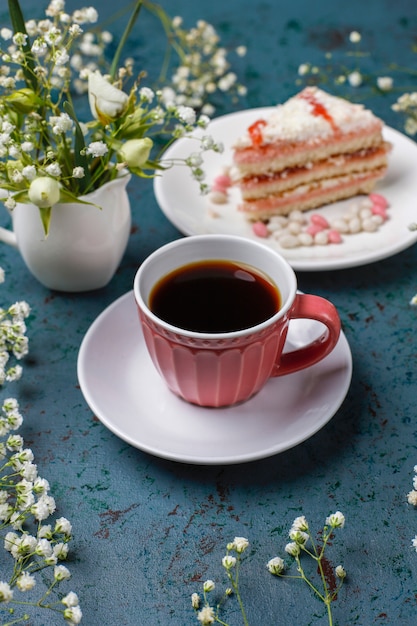 Foto gratuito fette del pan di spagna di victoria con una tazza di caffè su luce