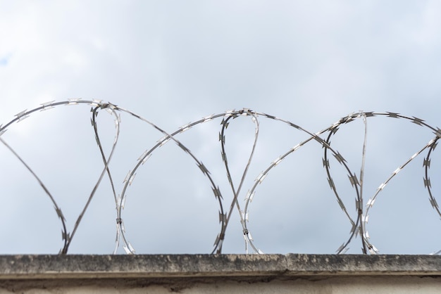 Foto gratuito foto di una recinzione di sicurezza residenziale