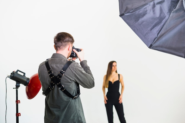 Fotografo che cattura le maschere del modello in studio