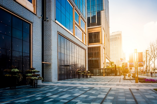 Foto gratuito frontale vuoto anteriore di edificio moderno